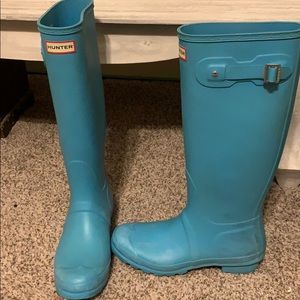 Size 9 Hunter rain boots. Turquoise in color